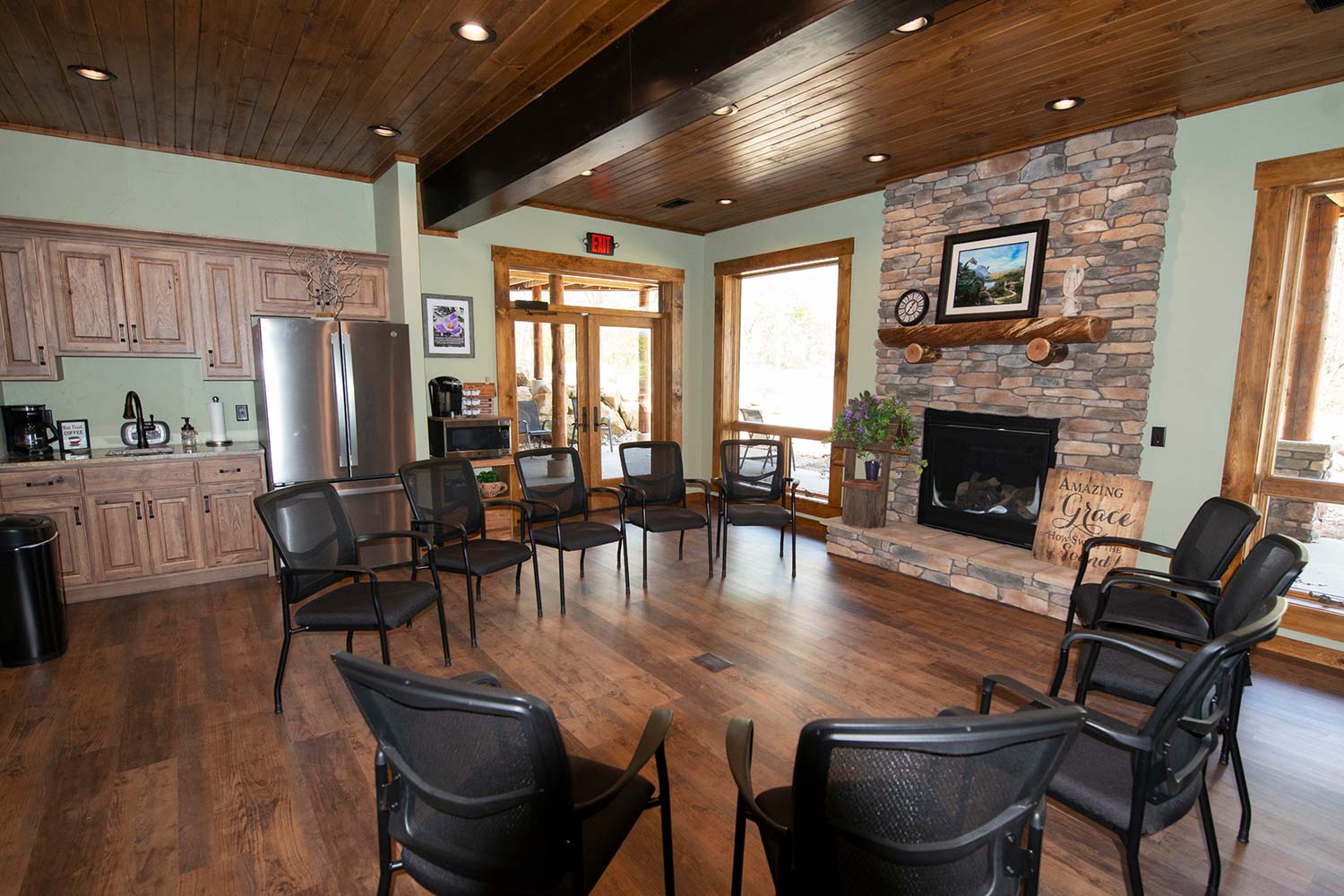 Meeting room with a fireplace and chairs formed in a circle